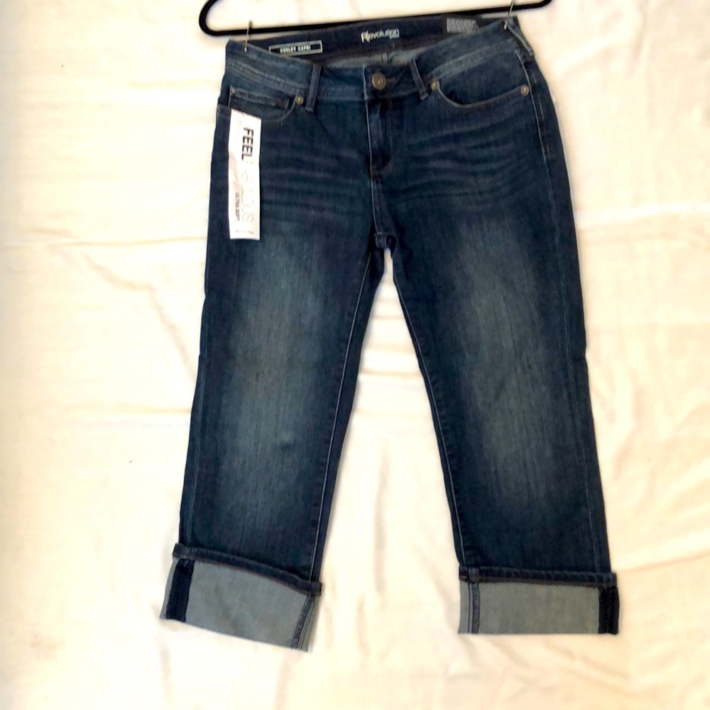 NWT REVOLUTION ASHLEY CAPRI 27x23 ULTRA SOFT STRAIGHT THRU HIP & WAIST #084